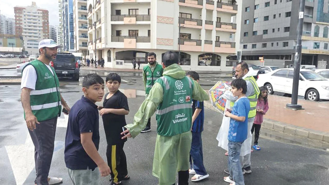 متطوعون في دبي يجمعون لوحات المركبات المفقودة ويسحبون مياه الأمطار من الطرقات